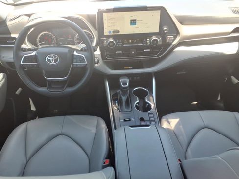 Used 2023 Toyota Highlander XLE FWD image 12