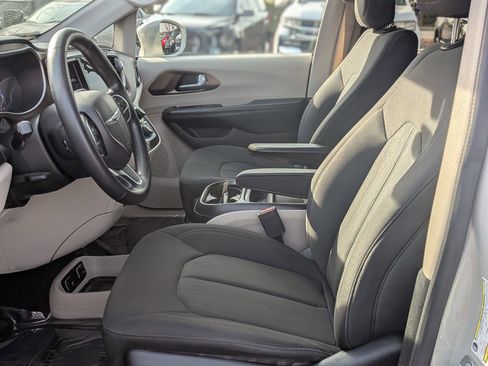 Used 2019 Chrysler Pacifica Touring Plus image 16