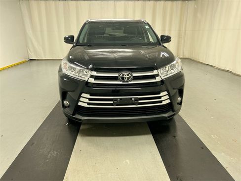 Used 2019 Toyota Highlander SE image 3