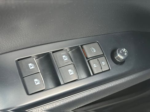 Used 2020 Toyota Camry XLE image 18