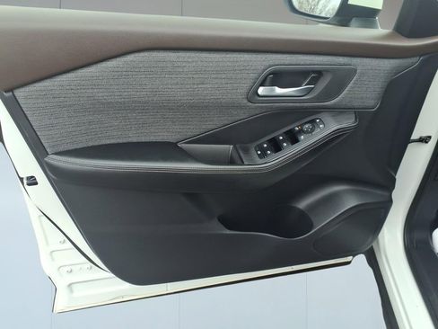 Used 2023 Nissan Rogue SV image 11