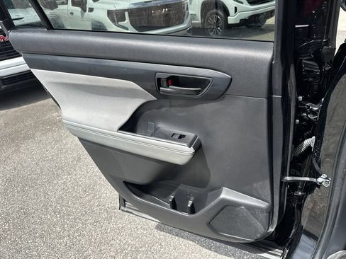 Used 2023 Toyota Highlander LE FWD image 23
