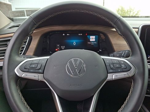 Used 2025 Volkswagen Atlas SE image 18