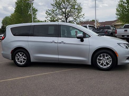 Used 2022 Chrysler Voyager LX FWD image 10