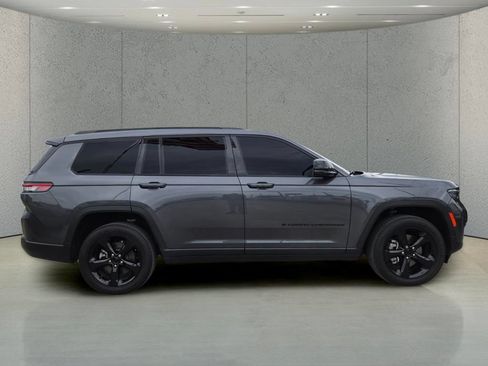 Used 2023 Jeep Grand Cherokee L Laredo RWD image 2