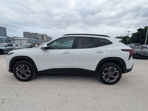 Used 2025 Chevrolet Trax LT FWD image 6