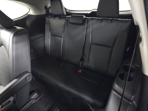 Used 2025 Toyota Highlander XLE image 31