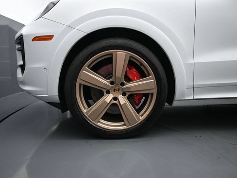 Used 2024 Porsche Cayenne S AWD/4WD image 4