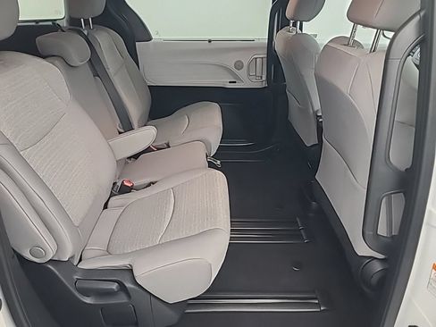 Used 2026 Toyota Sienna LE FWD image 18