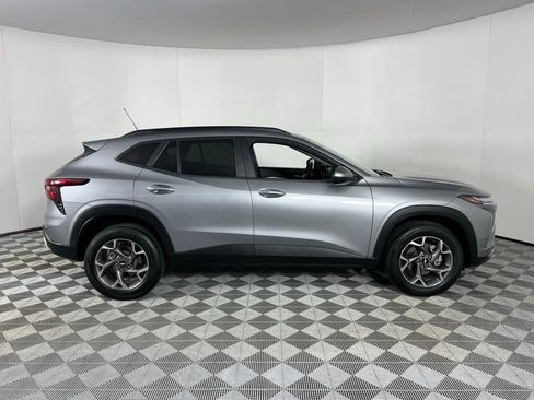 Used 2025 Chevrolet Trax LT w/ LT Convenience Package image 5