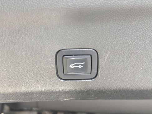 Used 2022 Chevrolet Suburban LT w/ Luxury Package RWD image 19