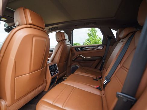 Used 2023 Porsche Cayenne AWD/4WD image 39
