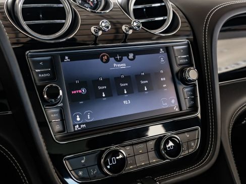 Used 2017 Bentley Bentayga image 30