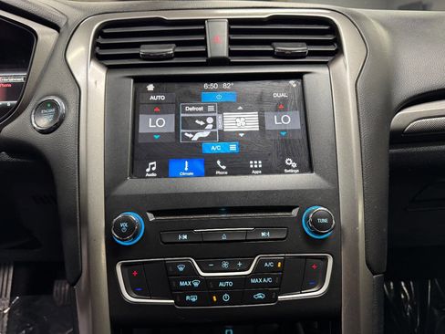 Used 2018 Ford Fusion SE w/ Fusion SE Technology Package image 22