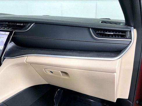 Used 2024 Jeep Grand Cherokee Limited image 16