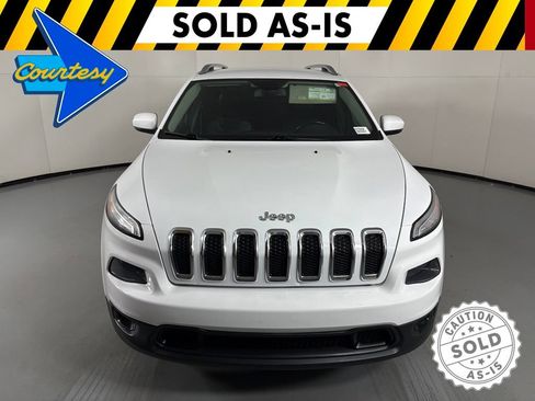 Used 2018 Jeep Cherokee Latitude Plus w/ Comfort/Convenience Group FWD image 3