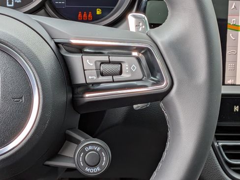 Certified 2026 Porsche Macan AWD/4WD image 10
