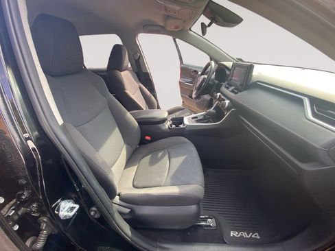 Used 2021 Toyota RAV4 LE image 10