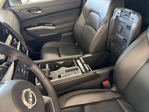 Certified 2025 Nissan Pathfinder SL w/ SL Premium Package FWD image 26