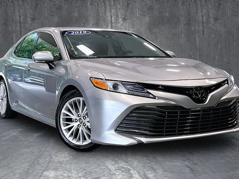 Used 2019 Toyota Camry XLE FWD image 3