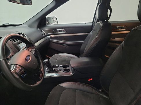Used 2018 Ford Explorer XLT w/ Equipment Group 202A FWD image 17