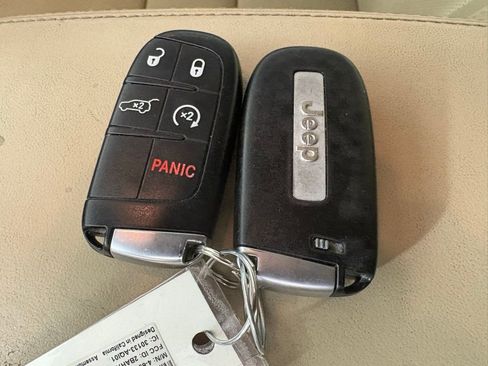 Used 2017 Jeep Grand Cherokee Overland w/ Jeep Active Safety Group image 35