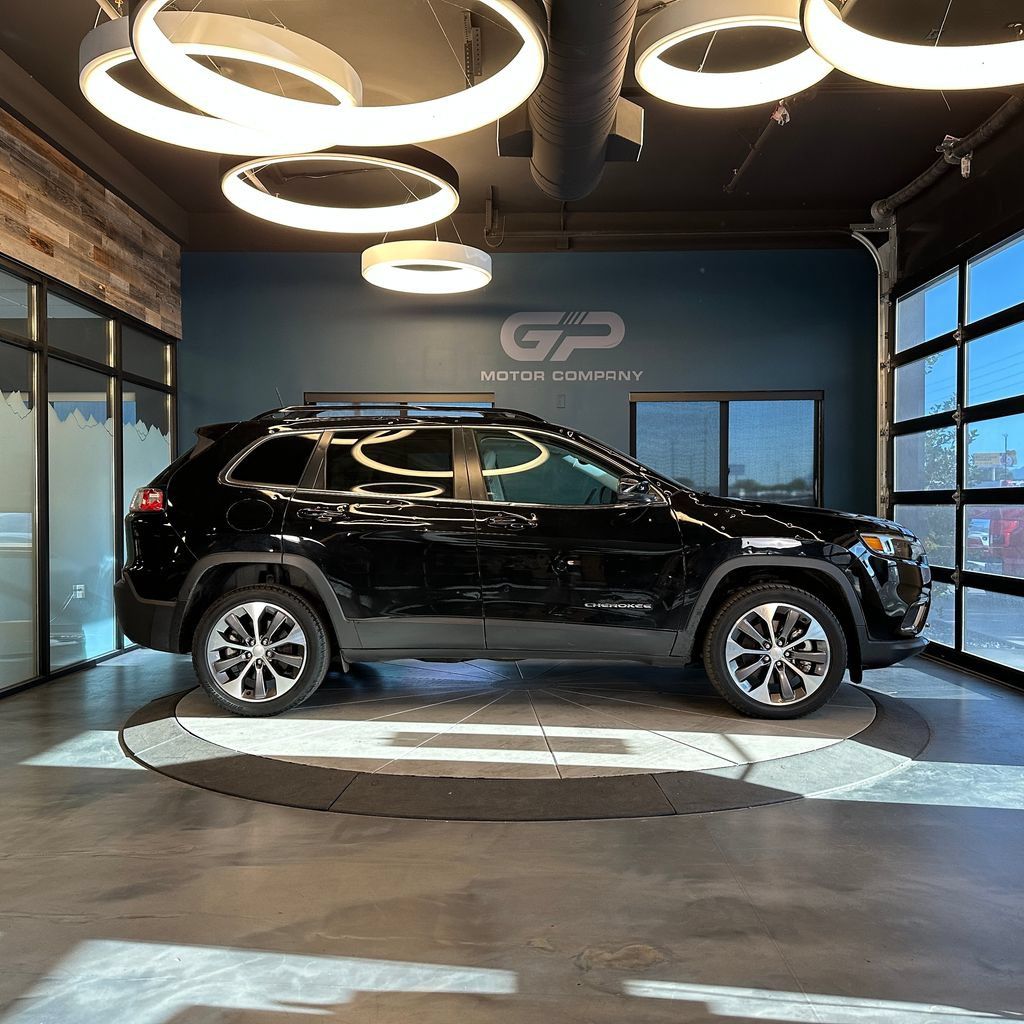 Used 2022 Jeep Cherokee Limited w/ Elite Package AWD/4WD image 2