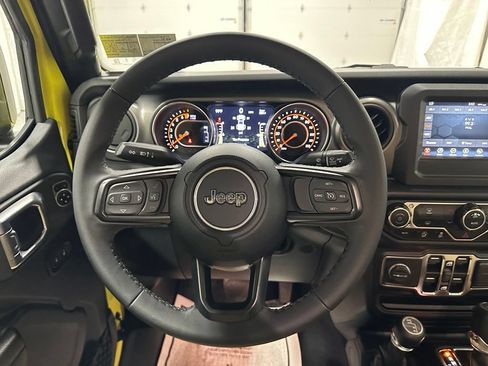 Used 2023 Jeep Gladiator Sport AWD/4WD image 18