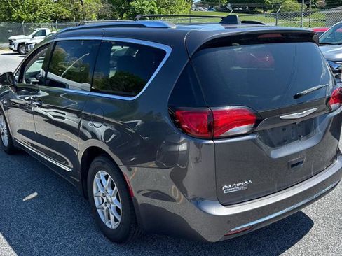 Used 2020 Chrysler Pacifica Touring-L FWD image 5