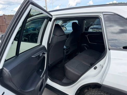 Used 2019 Toyota RAV4 LE FWD image 10