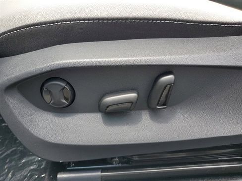 New 2025 Volkswagen Taos SE image 18