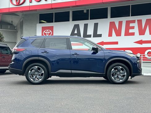 Used 2024 Nissan Rogue SV AWD/4WD image 6