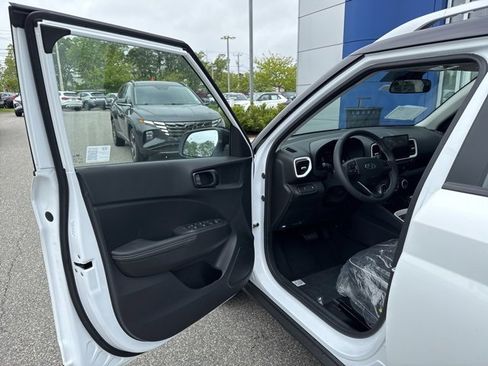 Certified 2025 Hyundai Venue Limited image 11