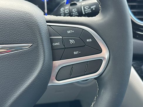 Used 2024 Chrysler Voyager LX image 28