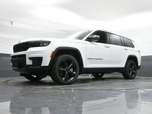 Used 2023 Jeep Grand Cherokee L Laredo AWD/4WD image 27
