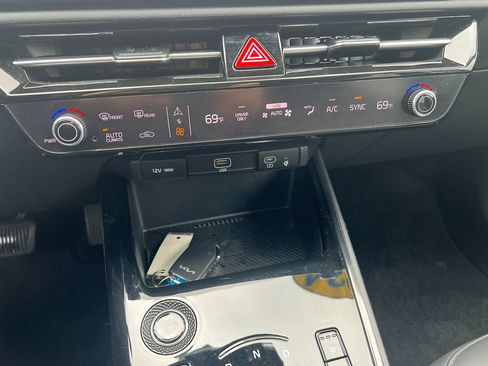 Used 2024 Kia Niro EX w/ EX Cold Weather Package image 23