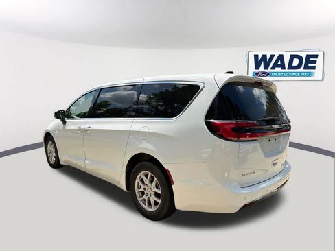 Used 2023 Chrysler Pacifica Touring-L FWD image 7