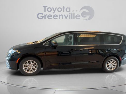 Used 2024 Chrysler Pacifica Touring-L FWD image 2
