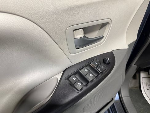 Used 2015 Toyota Sienna LE AWD/4WD image 14