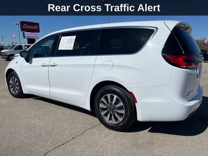 Used 2024 Chrysler Pacifica Select