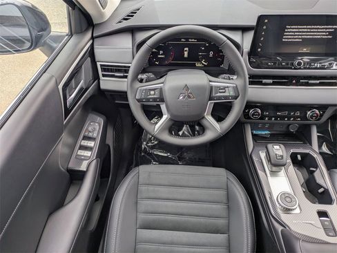 New 2025 Mitsubishi Outlander SE image 16