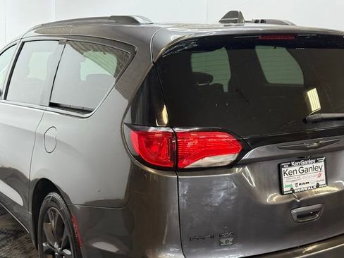 Used 2020 Chrysler Pacifica Limited image 9