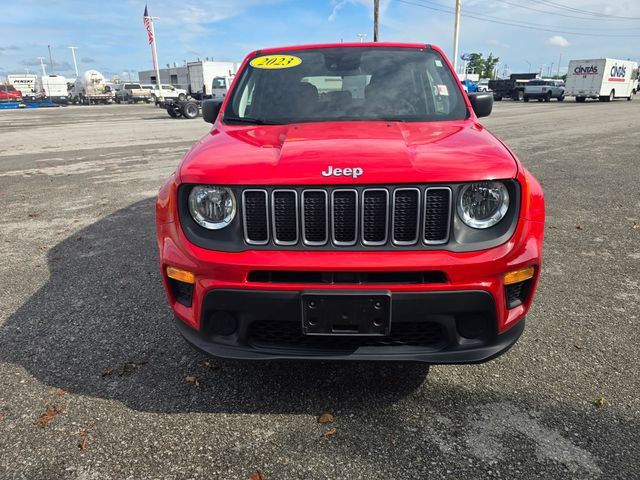 Used 2023 Jeep Renegade Latitude AWD/4WD image 9