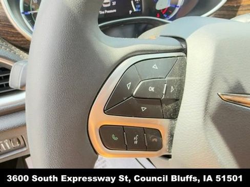 Used 2023 Chrysler Pacifica Pinnacle FWD image 18