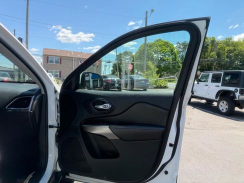 Used 2019 Jeep Cherokee Latitude Plus w/ Comfort/Convenience Group AWD/4WD image 20