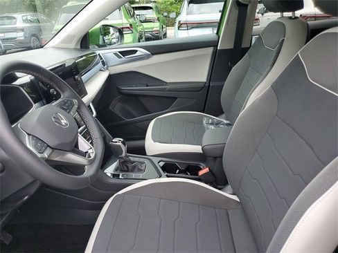 New 2025 Volkswagen Taos SE image 18