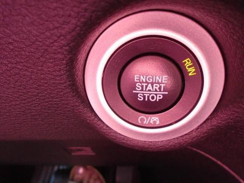 Used 2025 Chrysler Pacifica Limited FWD image 9