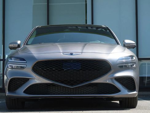 Used 2022 Genesis G70 3.3T RWD image 3