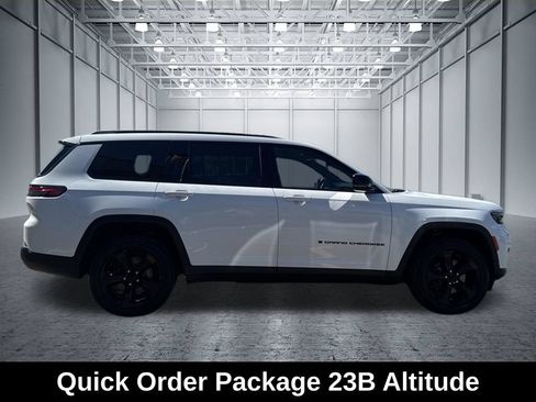 Used 2023 Jeep Grand Cherokee L Laredo AWD/4WD image 3