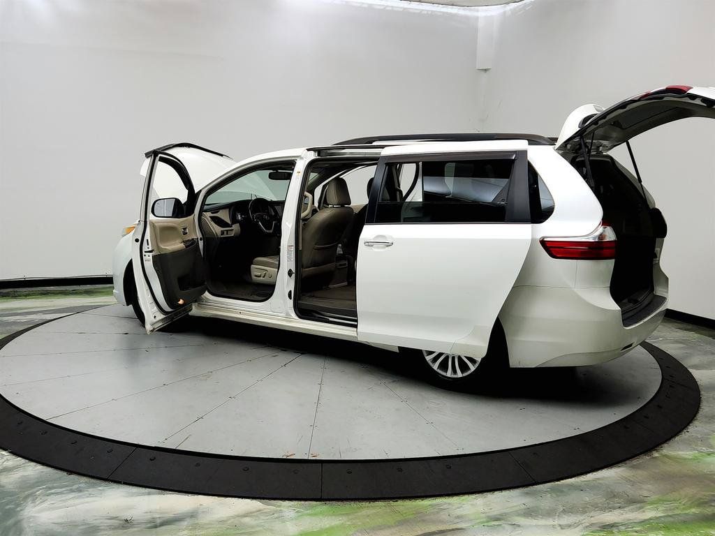 Used 2015 Toyota Sienna XLE FWD image 12